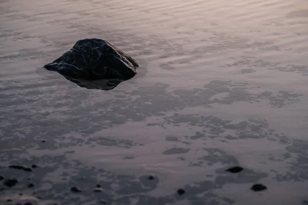 Kleine Boulder Een Plas Water Achtergelaten Door Terugtrekkende Tij Het — Stockfoto