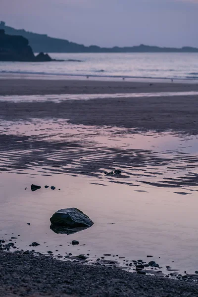 在黄昏 康沃尔 欧洲的 Porthmeor 海滩上 在一潭水中留下的小巨石 — 图库照片