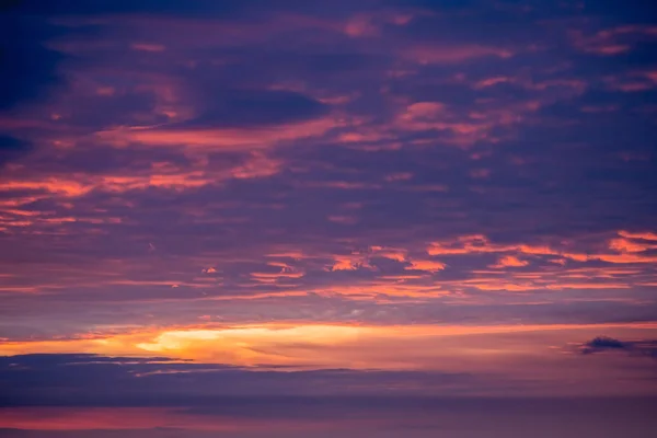 美丽的天空日落在康沃尔海岸 圣奈尔 康沃尔 英格兰 — 图库照片