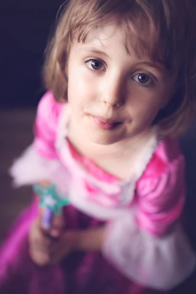 Pequena Princesa Fada Olhando Para Cima Segurando Pequena Varinha Mágica — Fotografia de Stock
