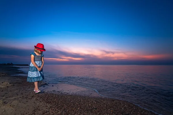 Söta Lilla Kaukasiska Flicka Långsamt Havsstranden Vid Solnedgången Sommar — Stockfoto