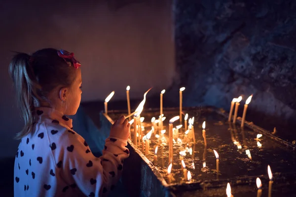 Симпатична Маленька Біла Дівчинка Запалює Пам Ятні Свічки Монастирі — стокове фото