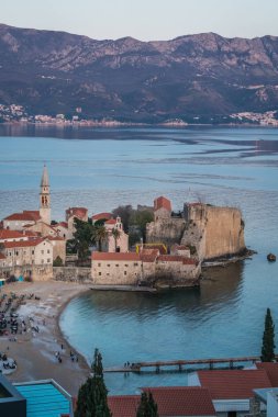 Budva, Karadağ - Nisan 2018: Eski kasaba Budva merkezi görünümünü Adriyatik kıyısında