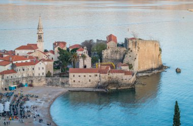 Budva, Karadağ - Nisan 2018: Eski kasaba Budva merkezi görünümünü Adriyatik kıyısında