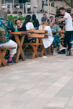 Budva, Karadağ - Nisan 2018: Turist plaj sahil kafe ve restoranlarda bahar, Budva, Karadağ Adriyatik kıyısındaki rahatlatıcı