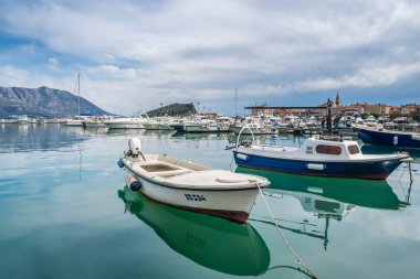 Budva, Karadağ - Nisan 2018: Budva şehir limanda yat ve tekne palamarla