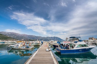 Budva, Karadağ - Nisan 2018: Ahşap açılış iskele ve yat ve tekne liman