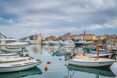 Budva, Karadağ - Nisan 2018: Budva şehir limanda yat ve tekne palamarla