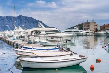 Budva, Karadağ - Nisan 2018: Budva şehir limanda yat ve tekne palamarla