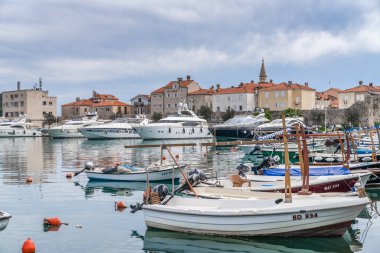 Budva, Karadağ - Nisan 2018: Budva şehir limanda yat ve tekne palamarla