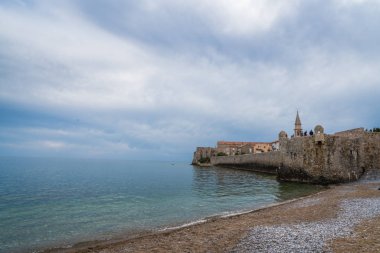 Budva, Karadağ - Nisan 2018: Yüksek duvarlar eski şehir kale