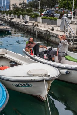 Budva, Karadağ - Nisan 2018: Budva şehir limanda bir tekne bira içme erkekler