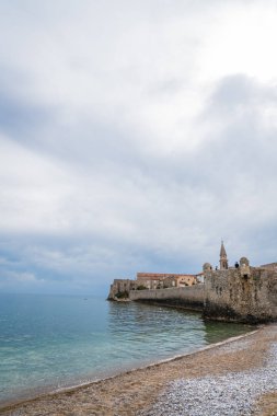 Budva, Karadağ - Nisan 2018: Yüksek duvarlar eski şehir kale
