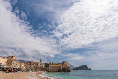 Budva, Karadağ - Nisan 2018: Eski kasaba Budva merkezine ve plaja görünümünü
