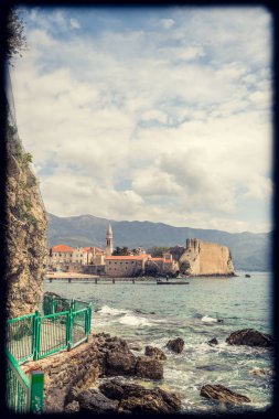 Budva, Karadağ - Nisan 2018: Old Town, Karadağ ve Budva Adriatic coast kıyı yolu Panoraması