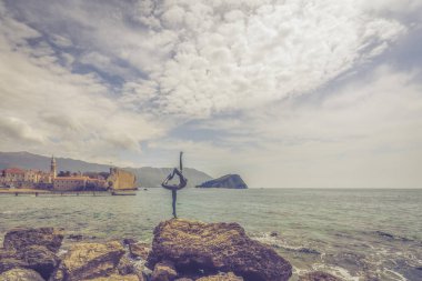 Budva, Karadağ - Nisan 2018: Balerin dansçı, rock, Budva simgesel yapısı olan Karadağ duran heykeli