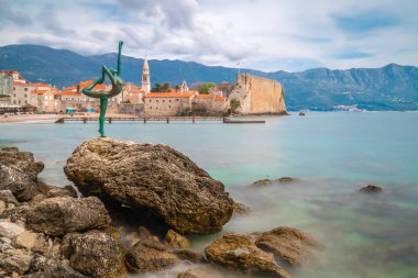 Budva, Karadağ - Nisan 2018: Balerin dansçı, rock, Budva simgesel yapısı olan Karadağ duran heykeli