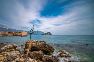 Budva, Karadağ - Nisan 2018: Balerin dansçı, rock, Budva simgesel yapısı olan Karadağ duran heykeli