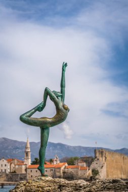 Budva, Karadağ - Nisan 2018: Balerin dansçı, rock, Budva simgesel yapısı olan Karadağ duran heykeli
