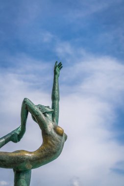 Budva, Karadağ - Nisan 2018: Balerin dansçı, rock, Budva simgesel yapısı olan Karadağ duran heykeli