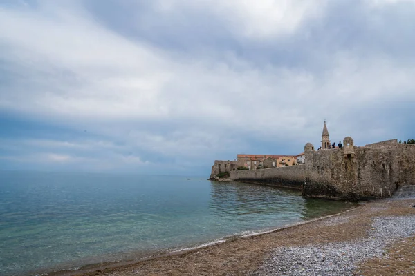 Budva, Karadağ - Nisan 2018: Yüksek duvarlar eski şehir kale
