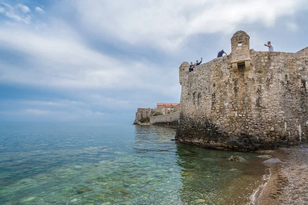 Budva, Karadağ - Nisan 2018: eski kasaba fort yüksek duvarlar üstünde oturan insanlar