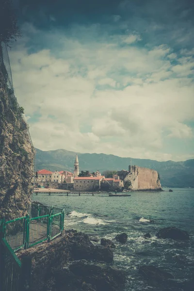 Budva, Karadağ - Nisan 2018: Old Town, Karadağ ve Budva Adriatic coast kıyı yolu Panoraması