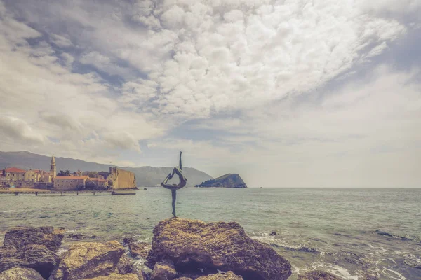 Budva Montenegro Aprile 2018 Statua Della Ballerina Piedi Sulla Roccia — Foto Stock