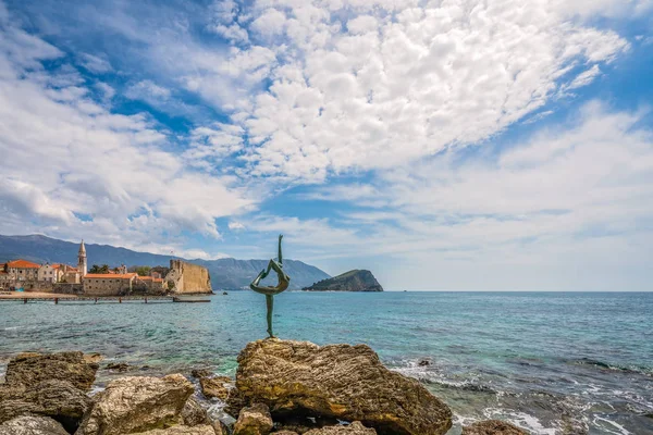 Budva, Karadağ - Nisan 2018: Balerin dansçı, rock, Budva simgesel yapısı olan Karadağ duran heykeli