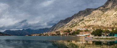 Kotor, Karadağ - Mart 2018: Shore Kotor Körfezi panoramik