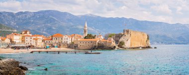 Budva, Karadağ - Nisan 2018: Budva Adriatic coast ve eski şehir panoraması