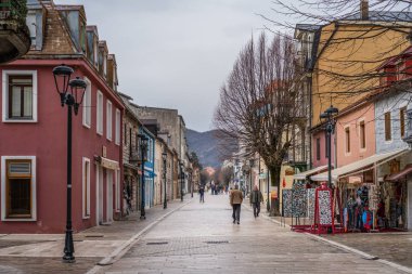 Cetinje, Karadağ - Nisan 2018: Cetinje şehir merkezi yürüme Gezinti görünümünü