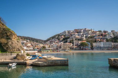 Ulcinj, Karadağ - Nisan 2018: Ulcinj şehir plaj, defne ve yamaç evlerde görünümünü