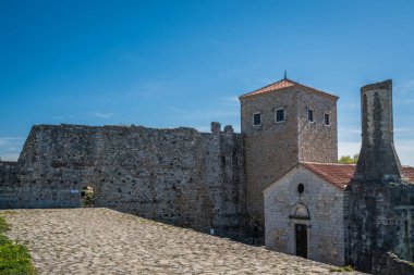 Ulcinj, Karadağ - Nisan 2018: Arkeoloji Müzesinde bulunan tarihi kent girişinde