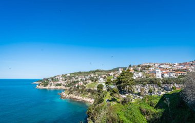 Ulcinj, Karadağ - Nisan 2018: Seaview demeden Ulcinj tarihi kent surlarına