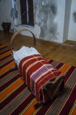 Ulcinj, Karadağ - Nisan 2018: Old Town müzede sergilenen geleneksel ahşap bebek karyolası/beşik