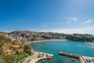 Ulcinj, Karadağ - Nisan 2018: Ulcinj şehir plaj, defne ve yamaç evlerde görünümünü