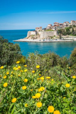 Ulcinj, Karadağ - Nisan 2018: Old Town görünümünü bir kayalık fosillerini ve güzel Adriyatik Denizi kıyısında