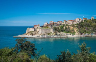Ulcinj, Karadağ - Nisan 2018: Ulcinj, Karadağ - Nisan 2018: Old Town görünümünü bir kayalık fosillerini ve güzel Adriyatik Denizi kıyısında
