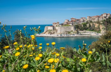 Ulcinj, Karadağ - Nisan 2018: Old Town görünümünü bir kayalık fosillerini ve güzel Adriyatik Denizi kıyısında