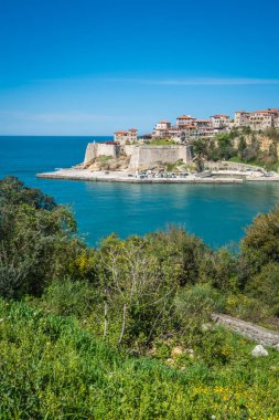 Ulcinj, Karadağ - Nisan 2018: Ulcinj, Karadağ - Nisan 2018: Old Town görünümünü bir kayalık fosillerini ve güzel Adriyatik Denizi kıyısında