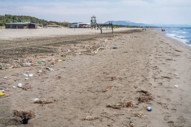 Ulcinj, Karadağ - Nisan 2018: Büyük miktarda çöp, çöp ve plastik şişe bir kez güzel Velika Plaza kıyıda yıkanmış deniz