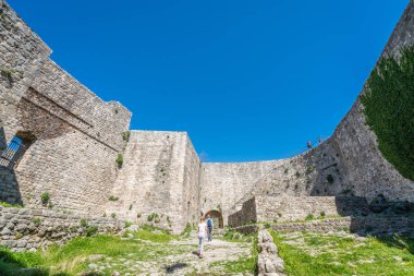 Stari Bar, Karadağ - Nisan 2018: eski kalenin kalıntıları büyük duvarların arasında turist