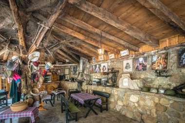 Krapina, Karadağ - Nisan 2018: Sırp Balkan Restoran Hatıra silahlar da dahil olmak üzere ve giyim Sırp savaş içeren içinin