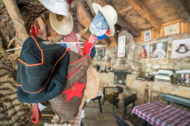 Krapina, Karadağ - Nisan 2018: Eski balkan şapka Hatıra Sırp savaş içeren Sırp Balkan Restoran içinde ekranda