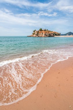 Sveti Stefan, Karadağ - Nisan 2018: Plaj önünde tarihi eski şehir, şu anda özel olarak sahip olduğu ve bir pahalı lüks otele döndü