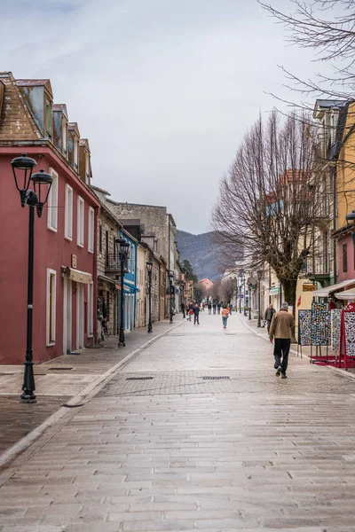 Cetinje, Karadağ - Nisan 2018: Cetinje şehir merkezi yürüme Gezinti görünümünü