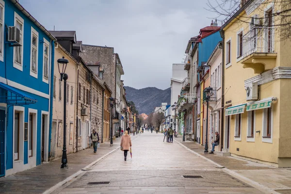 Cetinje, Karadağ - Nisan 2018: Cetinje şehir merkezi yürüme Gezinti görünümünü