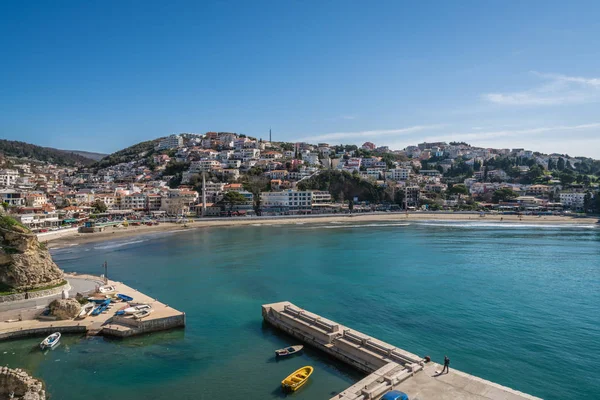 Ulcinj, Karadağ - Nisan 2018: Ulcinj şehir plaj, defne ve yamaç evlerde görünümünü