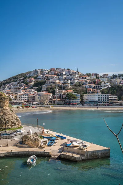 Ulcinj, Karadağ - Nisan 2018: Ulcinj şehir plaj, defne ve yamaç evlerde görünümünü